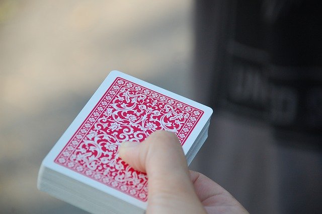 hrací karty v ruce